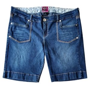 Torrid Denim Bermuda Shorts High Rise Medium Wash, Fits size 18/20.